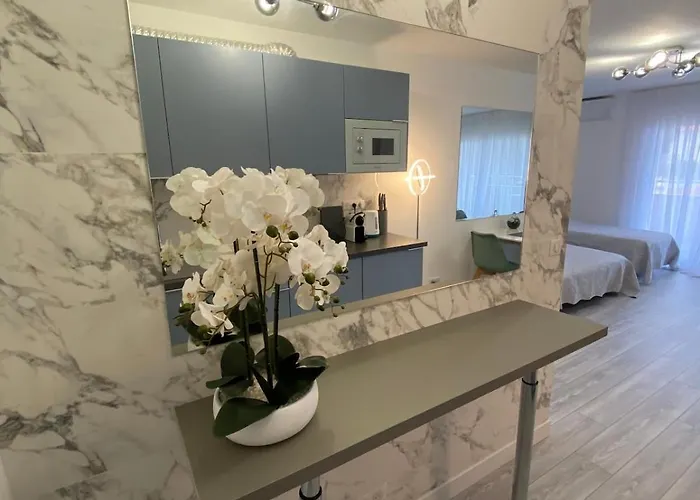 New Sweet Border Monaco Parking Апартаменты